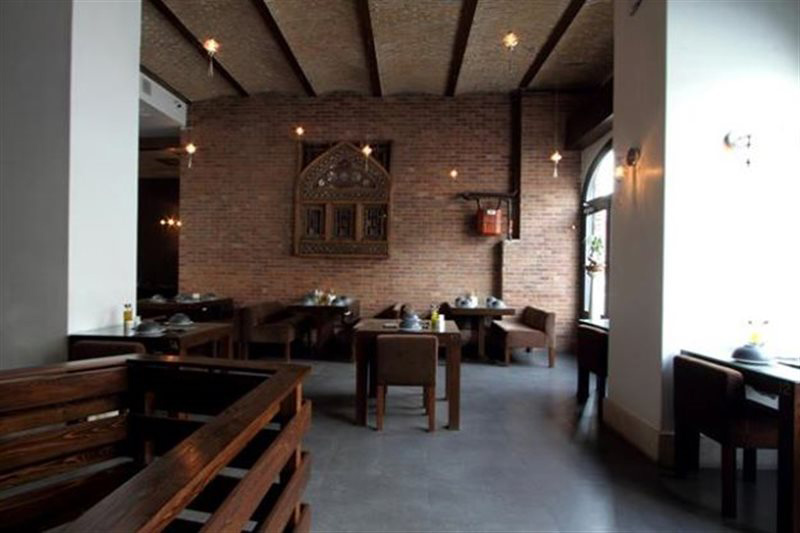نمای داخلی رستوران تیلیت با صندلی های چوبی