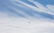فردی در حال اسکی در دامنه های آتشفشانی کامچاتکا