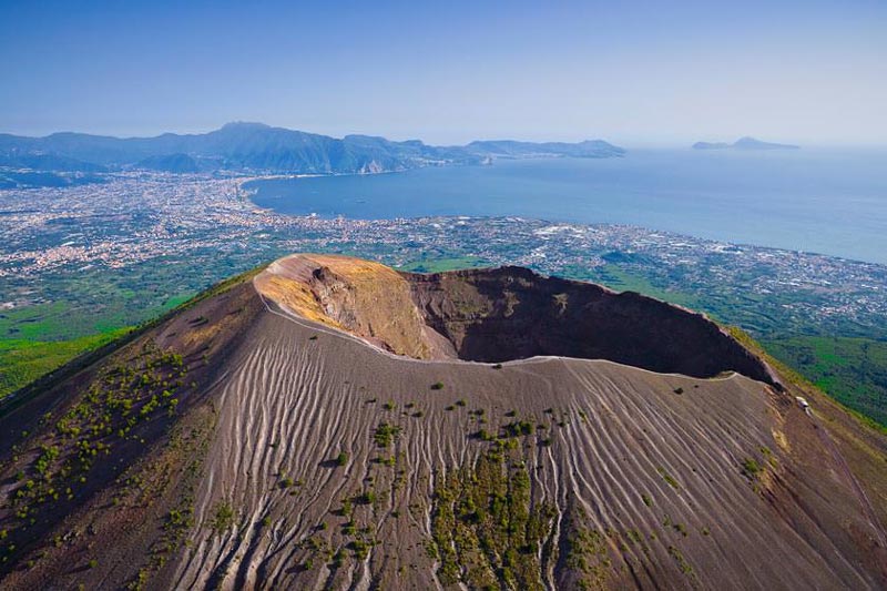 دهانه کوه آتشفشانی در کشور ایتالیا