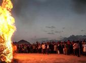 آتش جشن سده در روستاهای اطراف یزد در میان مردم