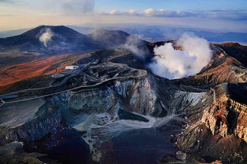 نمایی از آتشفشان آسو در کشور ژاپن با دود و غبار