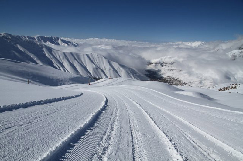 پیست اسکی خور از نمای بالا در میان قله های پر برف
