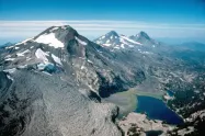 کوه آتشفشانی آلاسکا در میان مه و برف