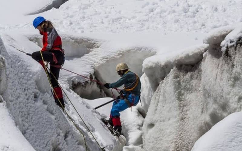 کوهنوردی گروهی در منطقه ای برفی