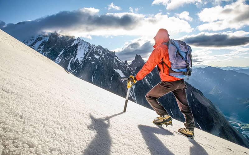 کوهنوردی در مسیر سراشیبی کوه برفی