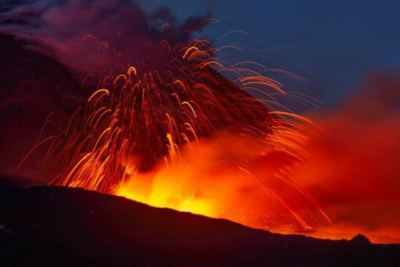 نمایی از آتشفشان کوه وزوو در کشور ایتالیا