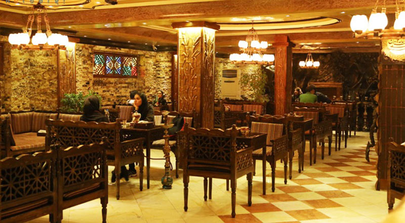 میز و صندلی های چوبی داخل رستوران سنتی سایمان