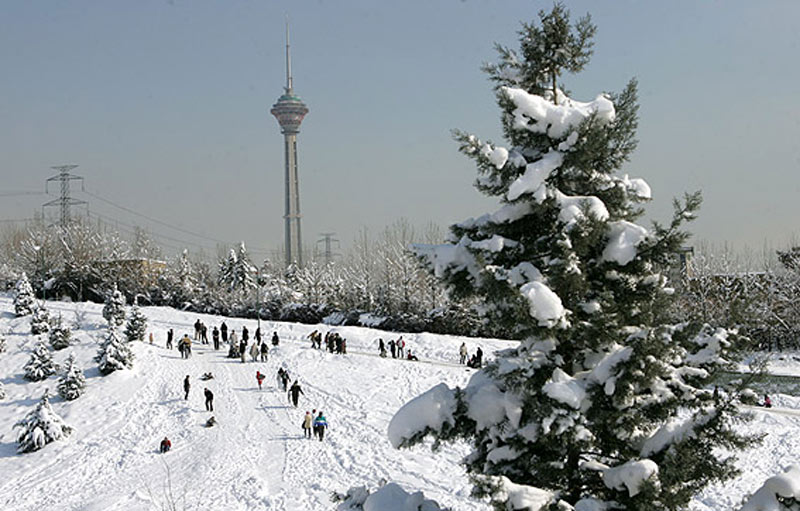 چشم انداز برج میلاد از پارک پردیسان در میان برف ها