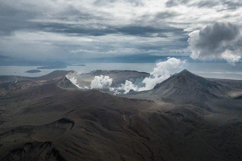 دود و غبار آتشفشانی در کوهی در فیلیپین