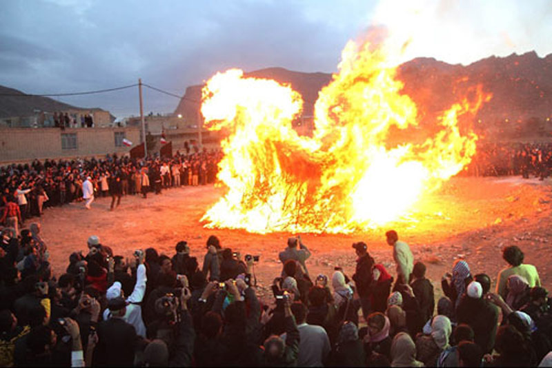 آتش بزرگ جشن سده در میان مردم یزد