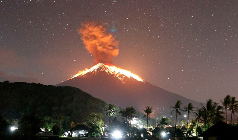 کوه آگونگ جزیره بالی در حال آتشفشان
