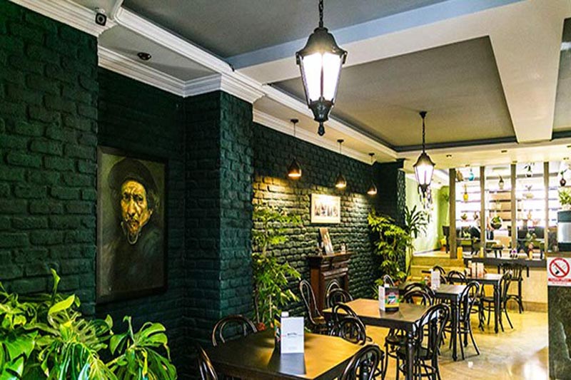 دکوراسیون داخلی رستوران باسیلیکا با تابلوی نقاشی