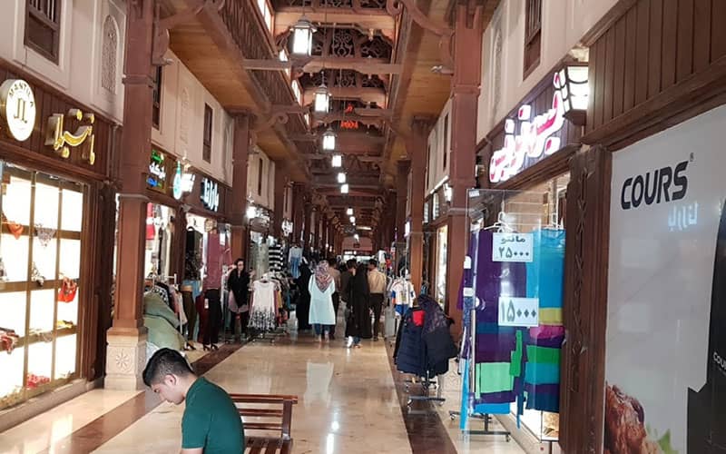 بازاری بزرگ با سقف چوبی مختص فروش لباس