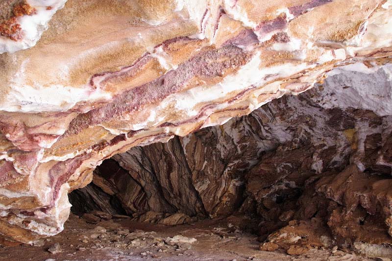 لایه‌های رنگارنگ سنگ‌ها در غار نمکدان قشم