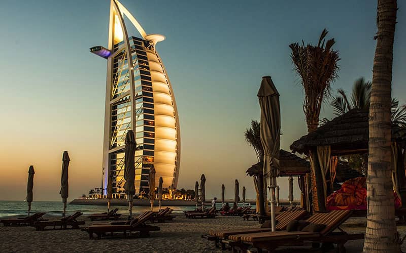 برج العرب دبی در زمان غروب خورشید