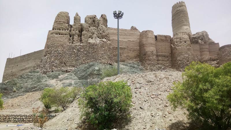 دیوارهای قلعه منوجان