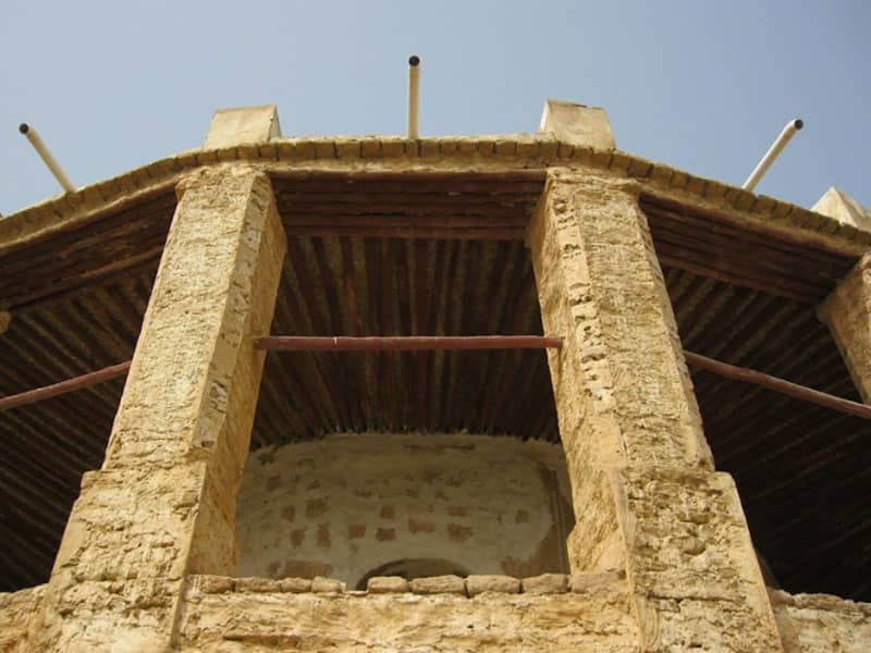 طبقه دوم عمارت تاریخی ملک با دو ستون بزرگ