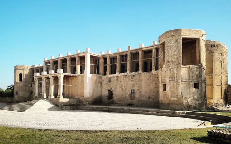 عکس عمارت ملک بوشهر با ستون های متعدد در نما