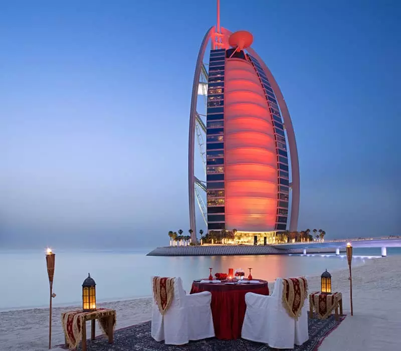 میز غذاخوری در ساحل مقابل برج العرب دبی
