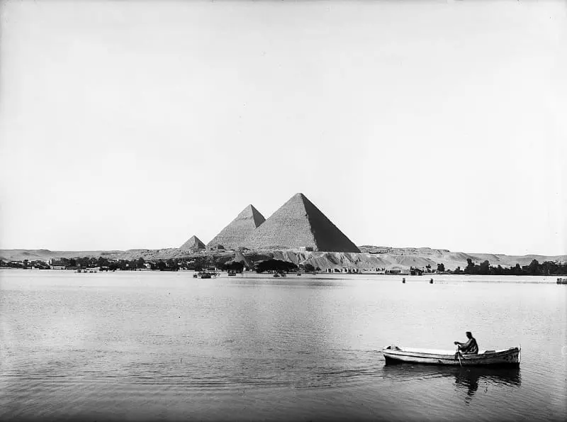 نمای از اهرام مصر در کنار رودخانه نیل
