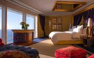 سوییتی در هتل برج العرب با تخت دو نفره و دکوراسیون طلایی و آبی