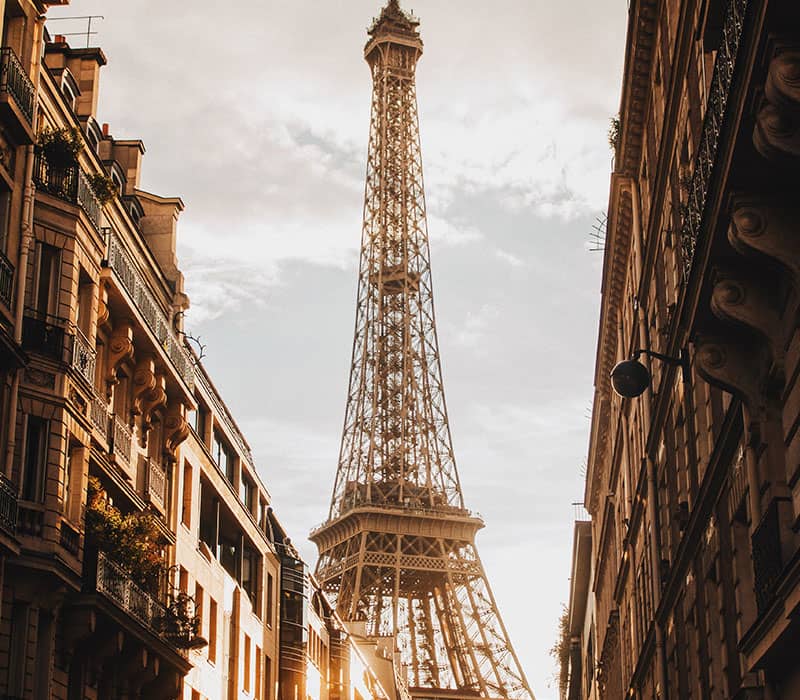 برج ایفل از میان ساختمان های پاریس