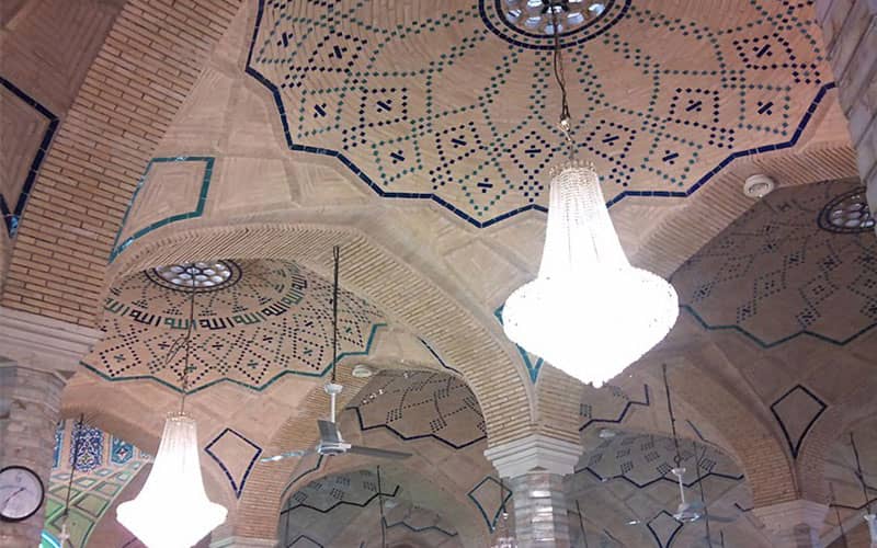 سقف مملو از تزیینات در مسجد کرمان