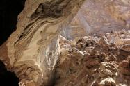 لایه‌های سنگی در غار نمکدان قشم