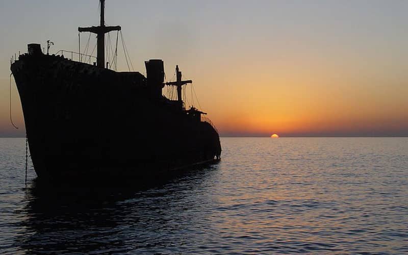 کشتی یونانی در زمان غروب خورشید