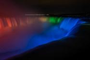 نورپردازی در آبشار نیاگارا در شب