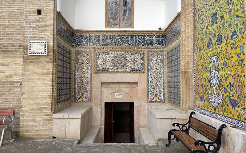 ورودی حمام ابراهیم خان با تزیینات کاشیکاری