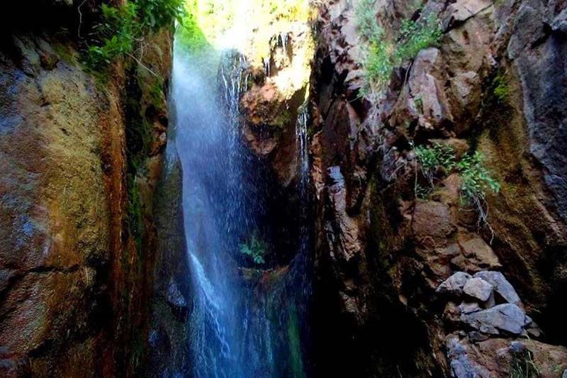 جریان شدید آب در آبشار بنگان