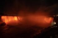 نورهای سرخ در آبشار نیاگارا
