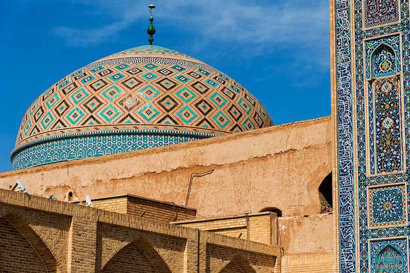 گنبد مسجد جامع یزد بر زمینه آسمان