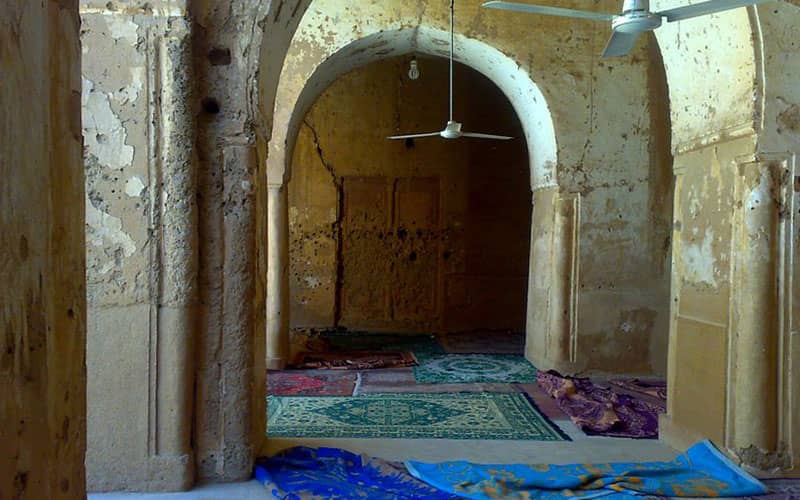 فضای داخلی مسجد با زیراندازهایی در آن