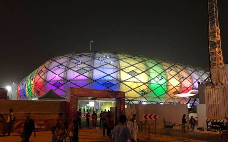 ورودی استادیوم آل مکتوم با نمای رنگارنگ