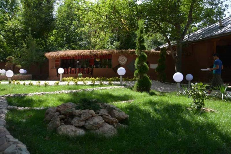 حیاط و اقامتگاه بومگردی محمد فیروزکوه از نمای دور 