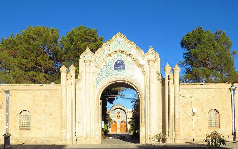 دروازه ورودی به ساختمانی تاریخی با تزیینات زیبا