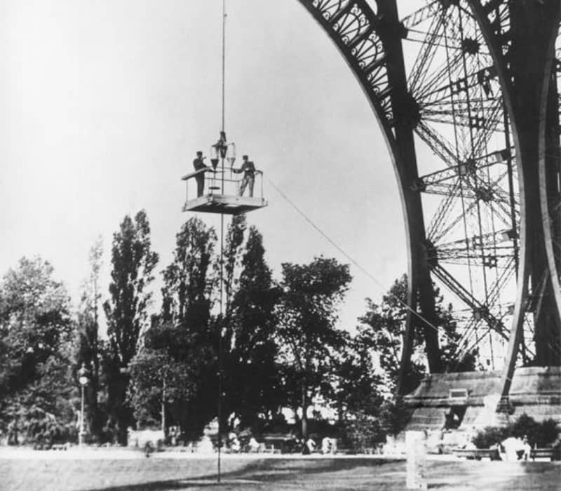 عکسی سیاه و سفید از ساخت برج ایفل