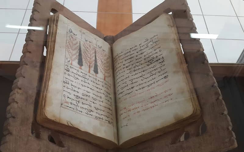 کتابی قدیمی در موزه زرتشتیان کرمان