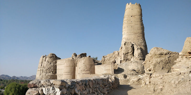 برج و باروهای تاریخی قلعه منوجان