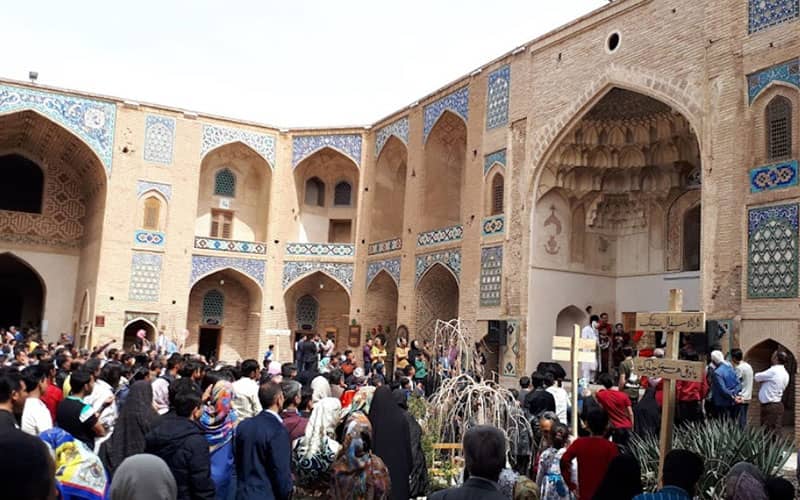 تجمع گردشگران در حیاط بازار کرمان
