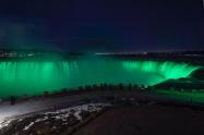 تماشای نورهای زیبا در آبشار نیاگارا در شب