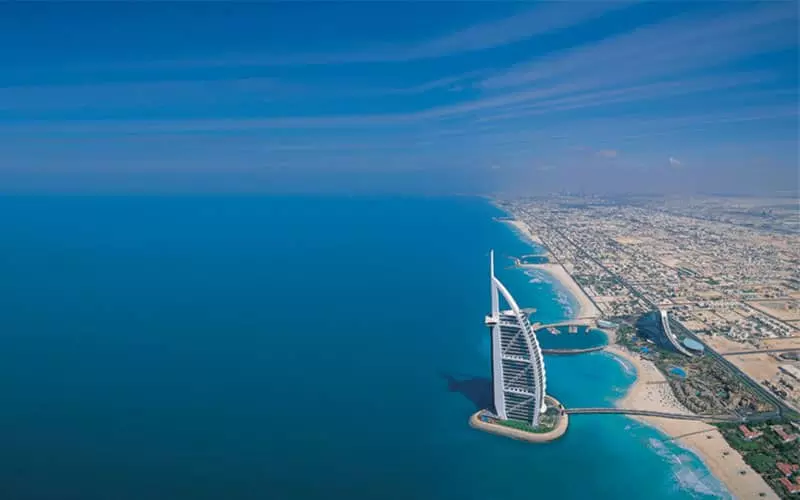 عکس هوایی از برج العرب در جزیره مصنوعی روی دریا