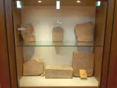 قطعات موزه سنگ در گنبد جبلیه کرمان