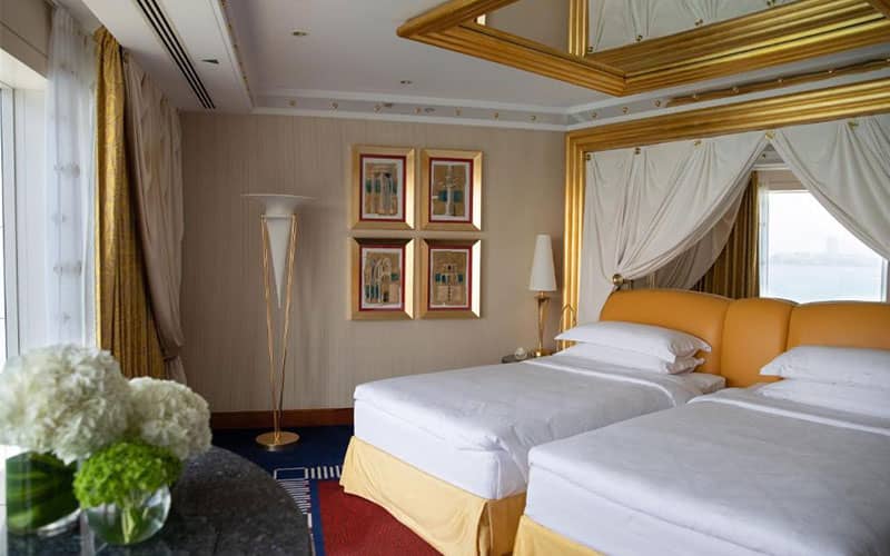دو تخت یک نفره در سوییتی با دکوراسیون طلایی