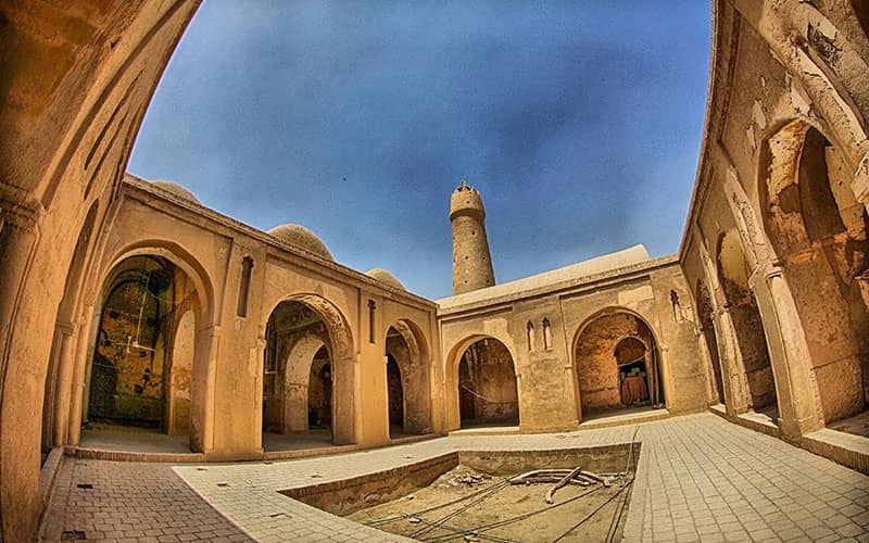 حیاط و رواق های مسجدی بزرگ با یک مناره