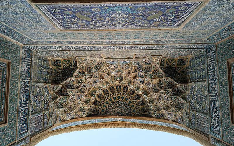 تزیینات مقرنس و کاشی در سقف ایوان مسجد