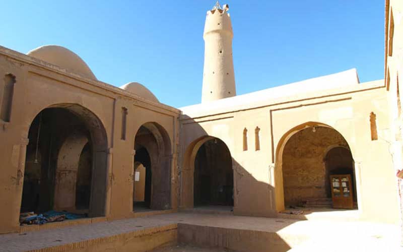 حیاط و مناره مسجدی قدیمی