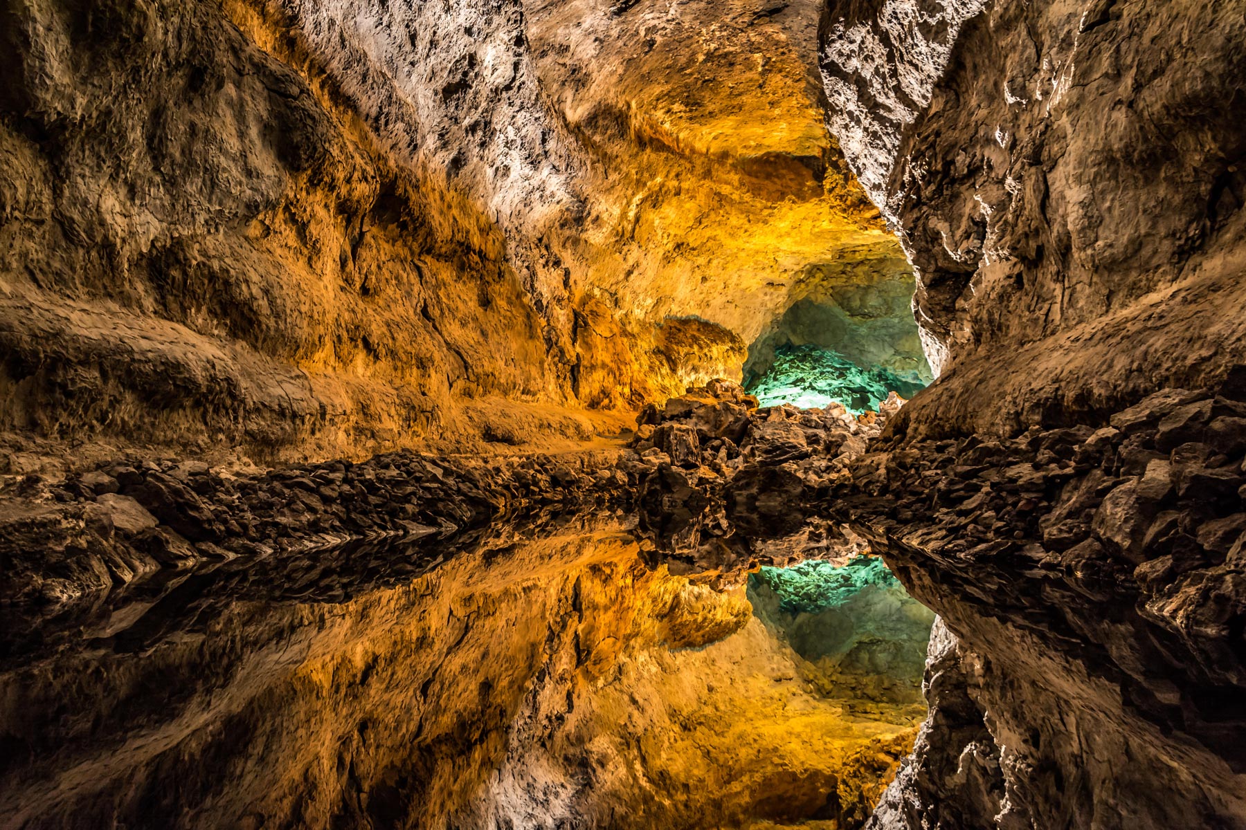 نمای داخلی غار وردس با نورپردازی سبز در جزایر قناری